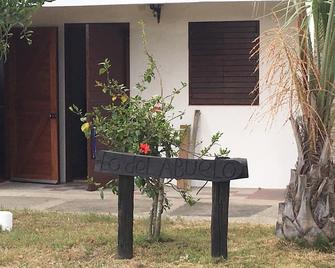 Comp niaghuro Monoambientes, cabin and house just 50 mtrs from the sea - La Pedrera - Vista del exterior