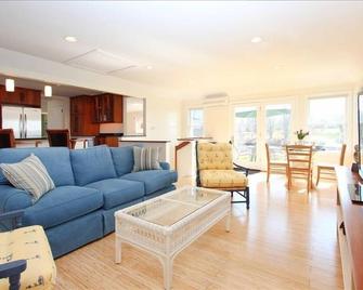 Waterfront Home on the Sakonnet - Convenient to Newport - Tiverton - Living room