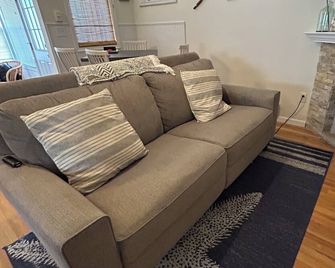 Perfect 2 Br Condo Half Block From Beach In The Heart Of Beach Haven - Beach Haven - Living room