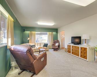 Patio, Grill & Outdoor Dining: Conrad Home! - Conrad - Living room