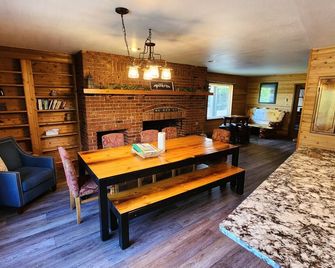 Spacious 7 BR 6 BA House w/ 3 Separate Living Spaces 25 Min from Glacier Park - โคลัมเบีย ฟอลส์ - ห้องอาหาร