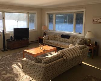 Not Available. I'm having issues, hiding our listing. I'm sorry! - Parry Sound - Living room
