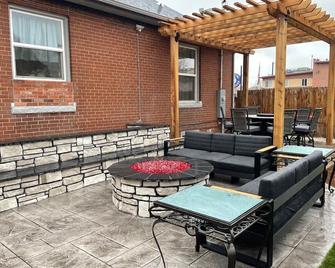 Cozy, custom bungalow in the heart of the Sante Fe Art District! - Denver - Innenhof