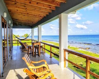 Coral Ridge House Main Floor 2bed/2bath-walkout diving/snorkel - Utila - Balcón