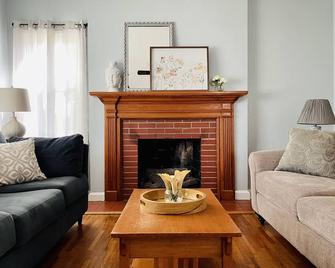 Green Roof Inn - Centrally Located 2br/1ba Home - Evansville - Living room