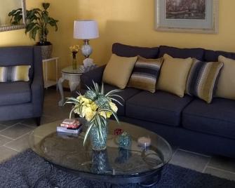 2 Bedroom 1 Bath Luxury Apartment - Enid - Living room