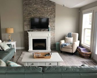 Beach, Oceanfront, 3 Bedroom - Tignish - Living room