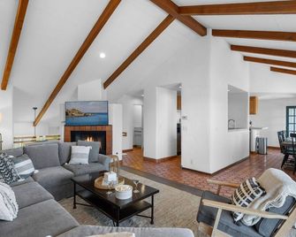 3096 Sanctuary by the Bay ~ Remodeled, Bay View! - Pacific Grove - Living room