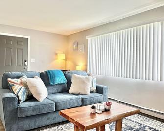 Comfy beds/Fast wifi/Getaway/Free Parking/Raging Waves Water park - Aurora - Living room