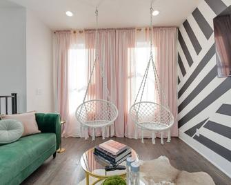 Ultra Heated Rooftop Pool! Views, Elevator, Ev Charger, Sleeps 12, Full Home - Pleasant View