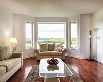 Massive Farm house near Niagara Falls - Smithville - Living room