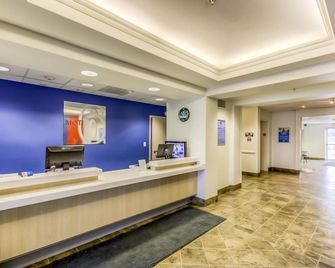 Aurora Inn Estevan - Estevan - Front desk