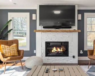 Amazing harbor/ocean views of Pepperrell Cove - Kittery - Living room