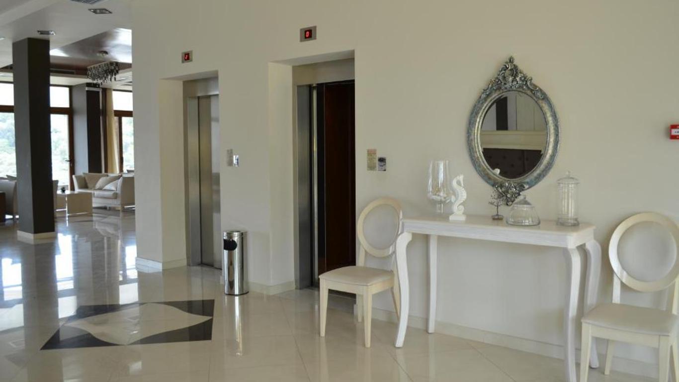Evia Hotel & Suites