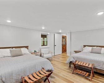 New Tranquil Retreat On 42 Acres With Hot Tub, Bordering National Park, Wi-Fi! - Elkton - Bedroom