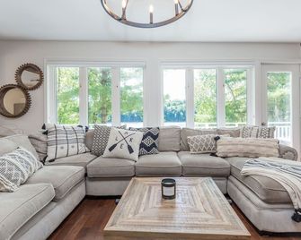 Boho Lakehouse Muskoka Family Retreat Sleeps up to 15 - Horseshoe Lake - Living room