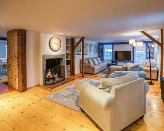 Mason's Lodge · Luxury Home - 3 Fireplaces Mins to Ski & Town - Great Barrington - Obývací pokoj