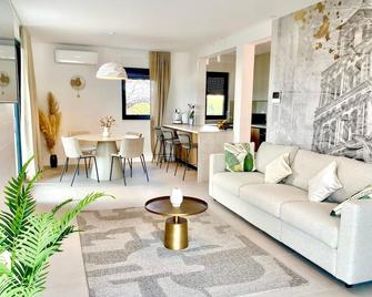 Luxurious and secluded Villa near Split- heated infinity pool with massage jets - Podstrana - Living room