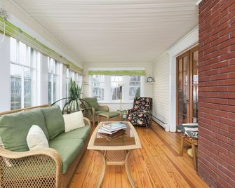 Clinton Street Retreat -Dog Friendly- Close to downtown - South Haven - Soggiorno