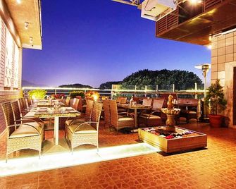 Hotel Roopa - מיסור - מרפסת