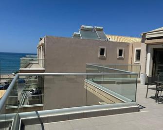 The Sunny Beachfront - Kastellos - Balcón