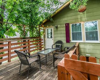 Cozy in KC! Laundry, Kitchen, Deck, Parking, near downtown and the Northland - Kansas City - Patio