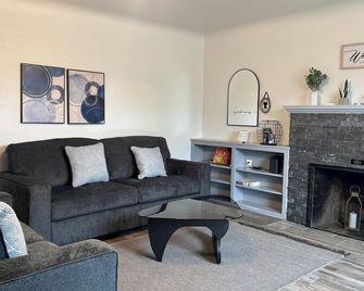Comfortable 2br Home • King Bed • 1 Bath - Hanford - Living room