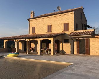 Restored rural country house with beautiful views, sleeping up to 10 people - Monte Rinaldo - Building