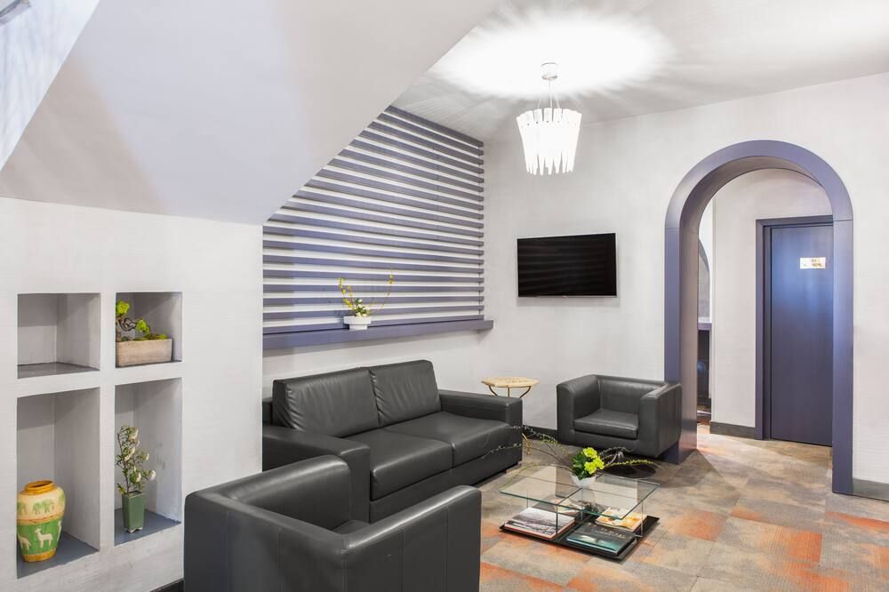 Living room view of Hotel Piazza Di Spagna