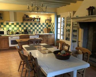 Charming 1760 built house, pool, great for families, short drive to the beach - Bénesse-Maremne - Yemek odası