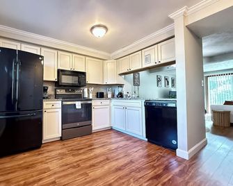 Charming 2-bedroom townhome with WiFi, AC in peaceful White Marsh - White Marsh - Cocina