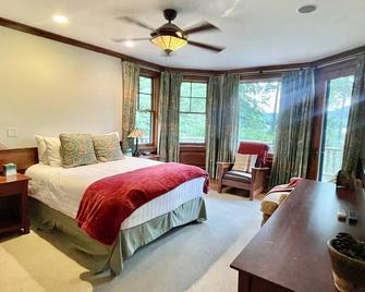 Camp Saranac: Gorgeous & grand lake home w mountain views, water sports, hiking - Tupper Lake - Bedroom