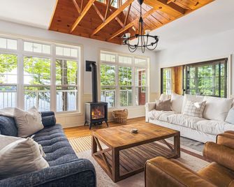Muskoka Waterfront Cottage w/ Hot Tub, Wi-Fi & AC (Pet-Friendly!) - Lake of Bays - Living room