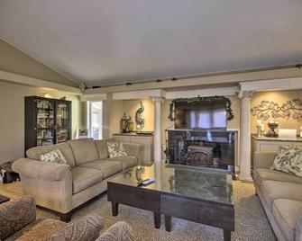 The White Elephant Inn Getaway with Pool and Hot Tub! - Earlysville - Living room