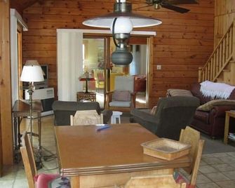 Comfortable Island Home, Easy Access to Beaches and Town - Oak Bluffs - Comedor