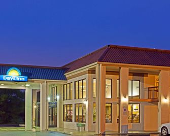 Days Inn by Wyndham Clinton - Clinton - Edificio