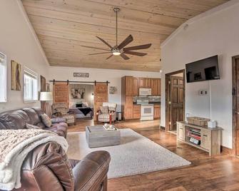 Pet-Friendly Retreat on a Horse Breeding Farm! - Keymar - Living room