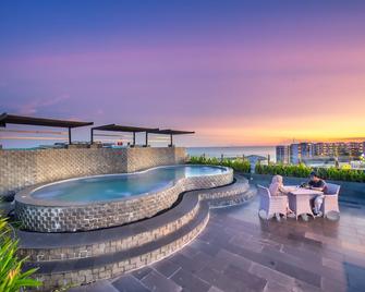 Grand Jatra Hotel Balikpapan - באליקפאפן - בריכה
