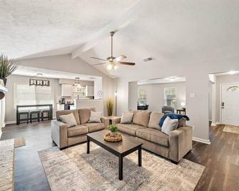 Large South Houston gem with covered patio seating - بيرلاند - غرفة معيشة