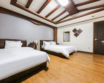 Grand Hotel Boryeong - Boryeong - Bedroom