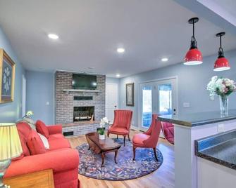 Minutes to the iconic State Street & King University. Local park in back yard! - Bristol - Living room