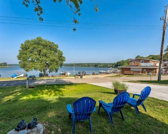 Delavan Retreat with Patio on Turtle Lake! - Elkhorn - Патіо