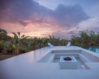 Grand Cypress Luxury Home Amazing location/ outdoor Pool, free Wifi , Terraza - Montenegro - Pool