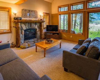 Crazy Squirrels Cabin at Timberline Meadows - Mazama - Living room