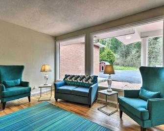 Charming Kelso Home with Proximity to Cowlitz River! - Kelso - Вітальня