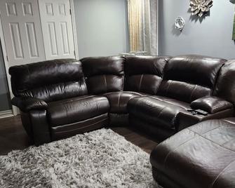 Cozy basement retreat! King bed, huge TV! Family friendly! Snowbirds Welcomed! - Lawrenceville - Living room