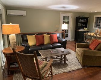 Creek side cottage with fire pit. Walk to Cashiers. Dog friendly. - Cashiers - Living room