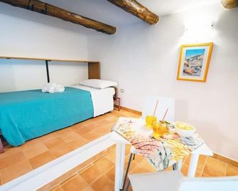Cvm Mare Luna Guest House - Maiori - Habitación