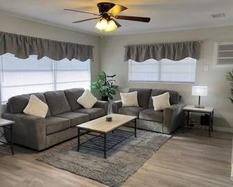 Cozy Home In Beverly Hills near Crystal River - Beverly Hills - Sala de estar