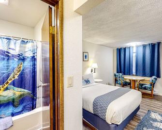Retro-chic beach room with fast WiFI - walk to Old Town shops & eateries - Bandon - Bedroom